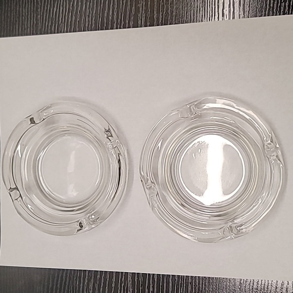 Set of 2 GLASS ASHTRAYS - Picture 1 of 6